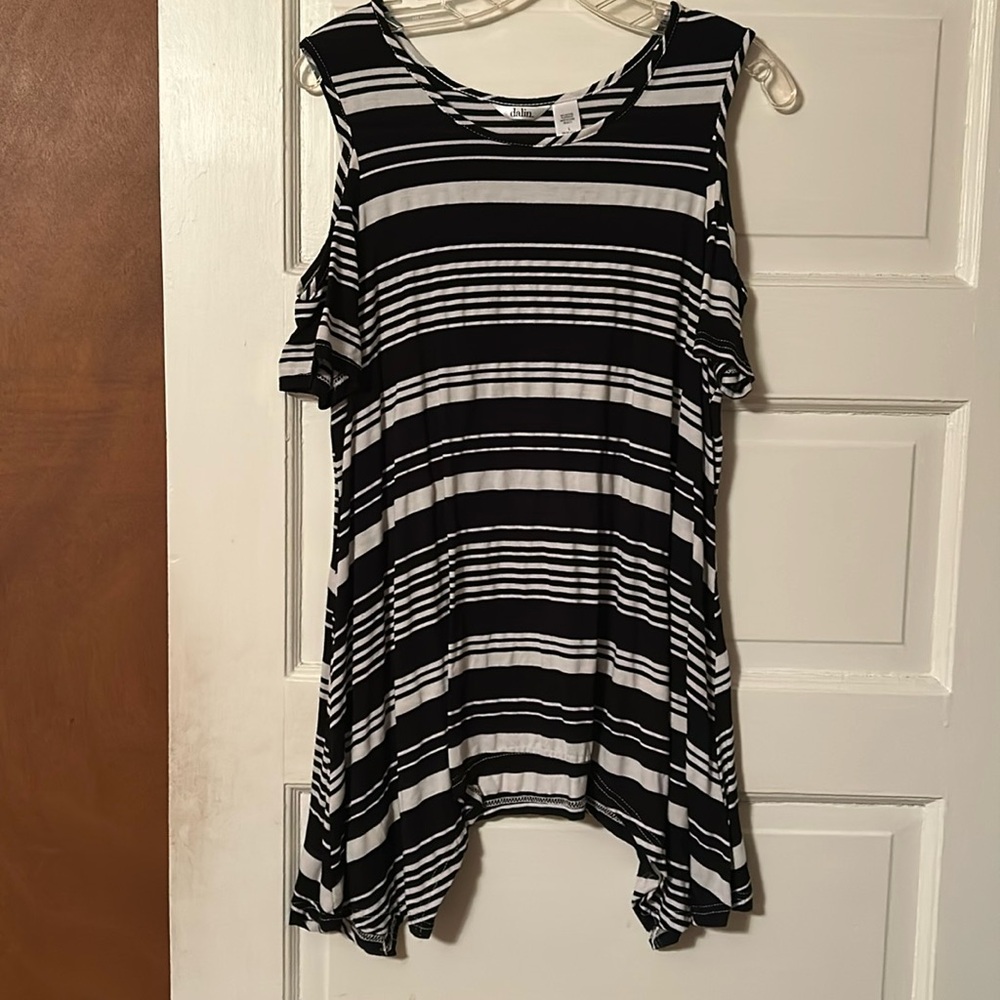Dalin cold shoulder black/white top, size Large, great condition